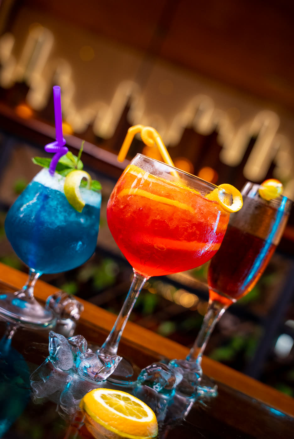 Trois cocktails du Boj alignés sur le comptoir