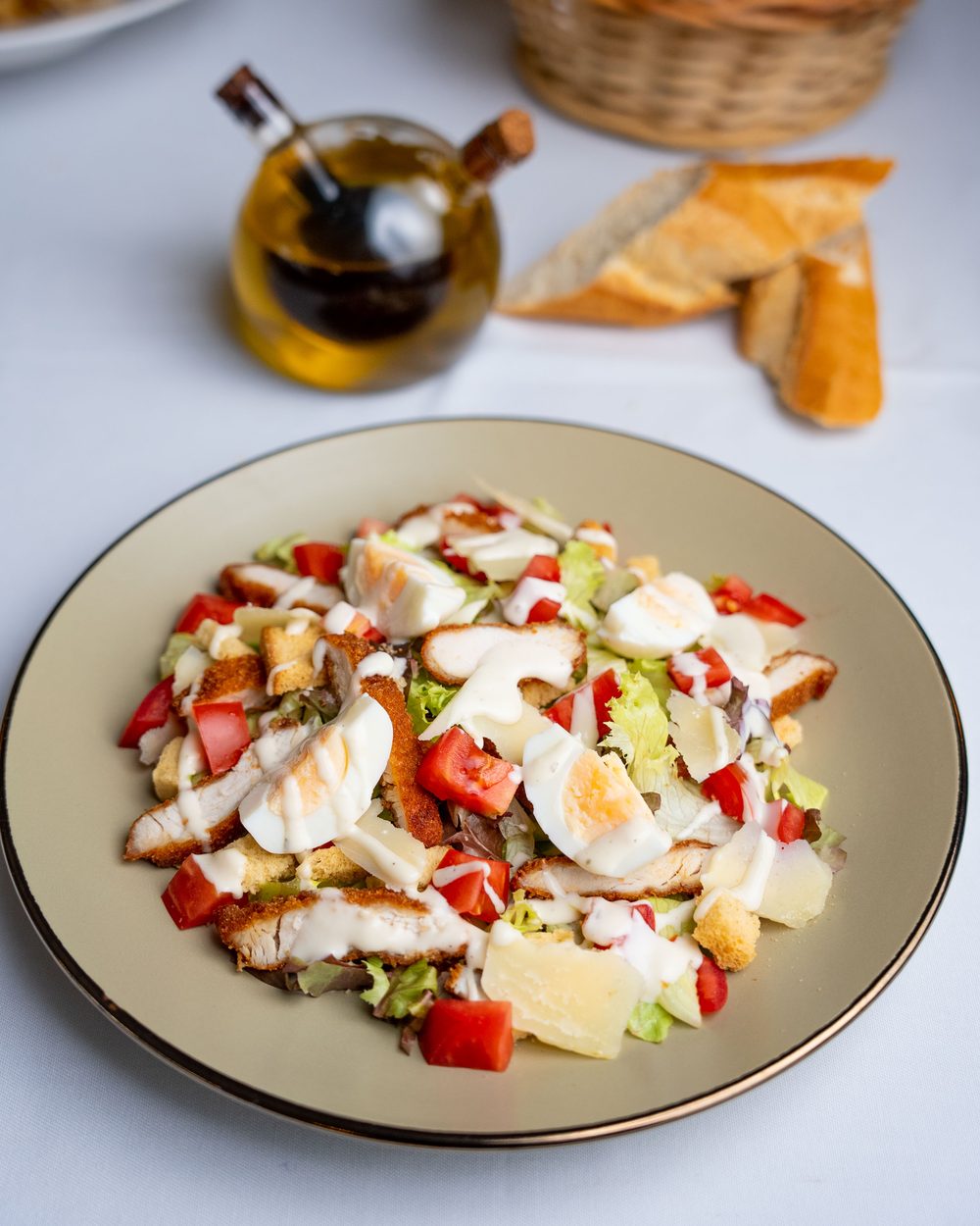 Salade César du Boj : poulet, œuf, tomate, parmesan, croûtons