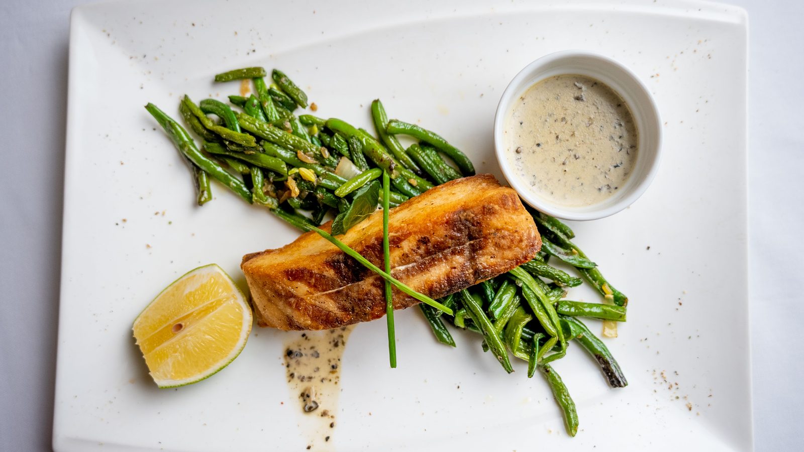 Pavé de poisson grillé et haricots verts, dressé au Boj