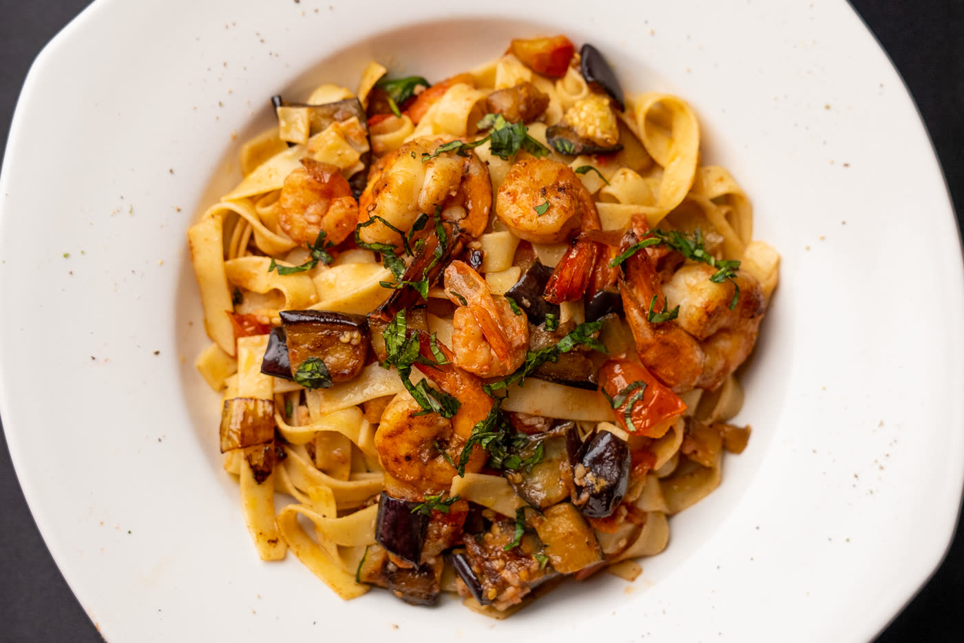 Tagliatelles aux gambas, aubergines et basilic du Boj