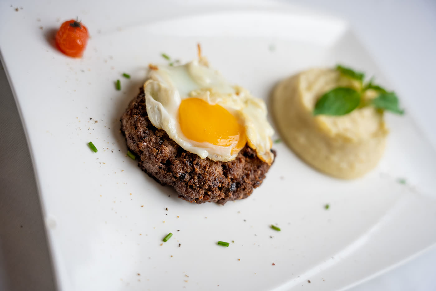 Steak haché, œuf au plat et purée maison, dressé au Boj