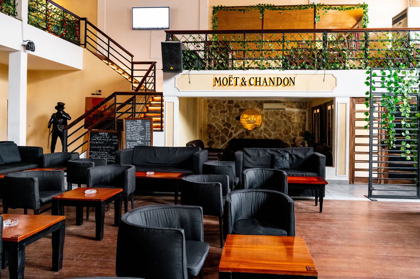 La mezzanine du Boj, balcon au-dessus de l'enseigne Moët & Chandon