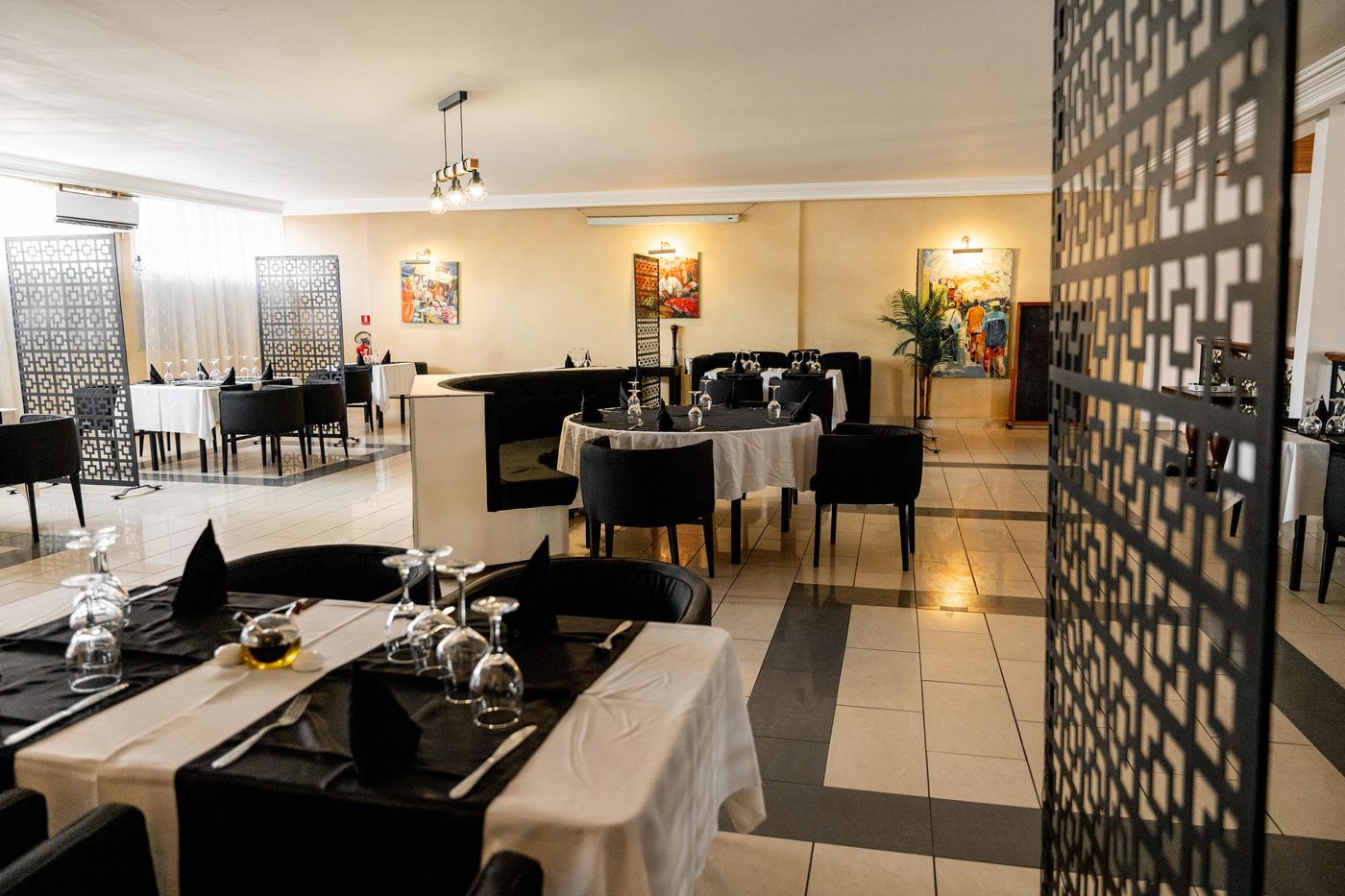 La salle de restaurant du Boj, tables dressées