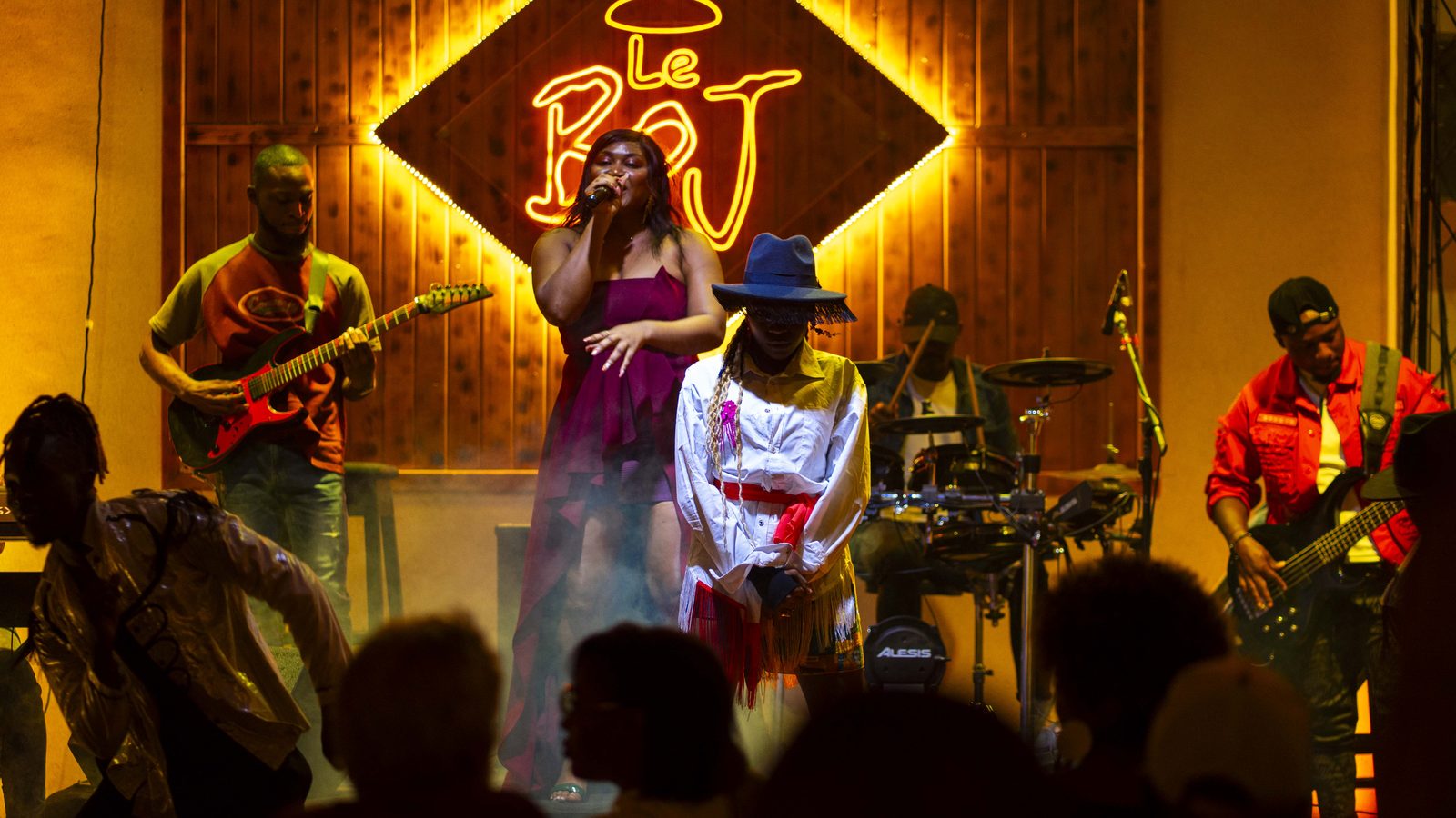 Concert live sur la scène du Boj sous l'enseigne néon
