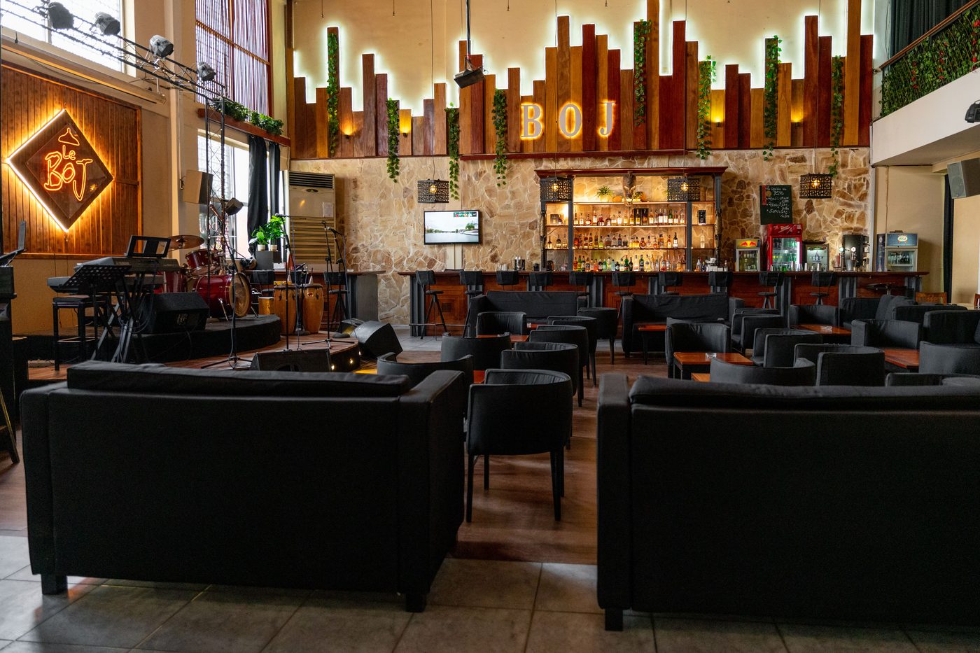 Le lounge-bar du Boj, banquettes et mur de bouteilles