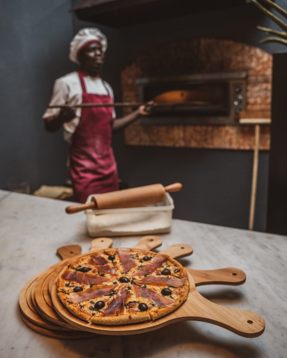 Pizza du Boj servie sur planche en bois