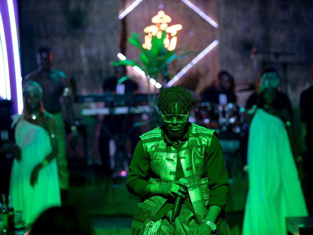 Performance live sous les lumières au Boj
