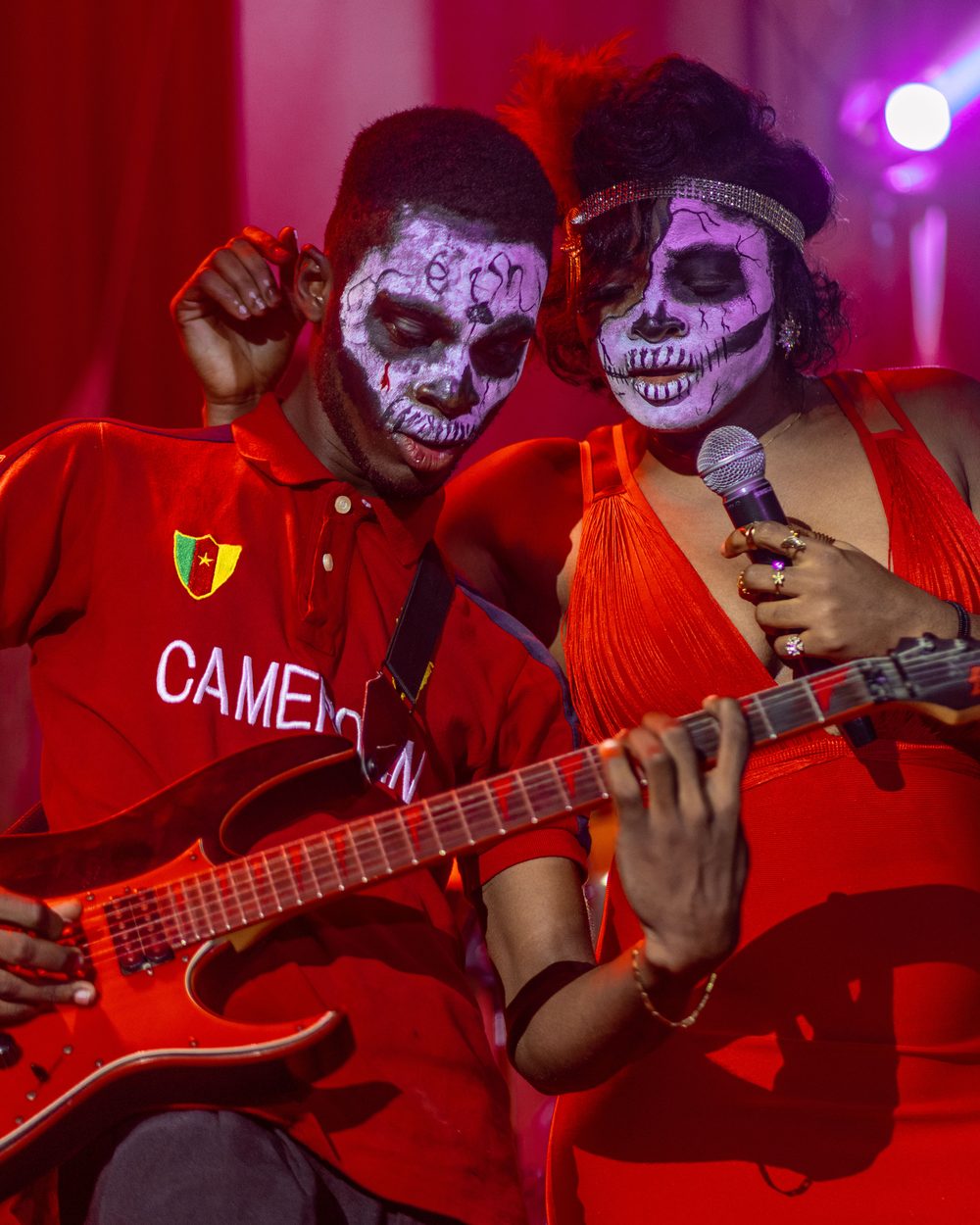 Artistes costumés lors d'une soirée à thème au Boj